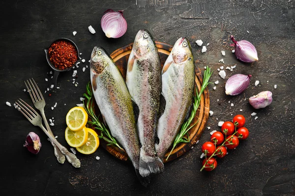 Roher Fisch Mit Gemüse Auf Schwarzem Holzgrund Fischforelle Ansicht Von — Stockfoto