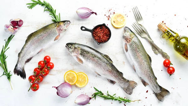 Fisk Med Grönsaker Vit Träbotten Fisk Öring Översta Vyn Ledigt — Stockfoto