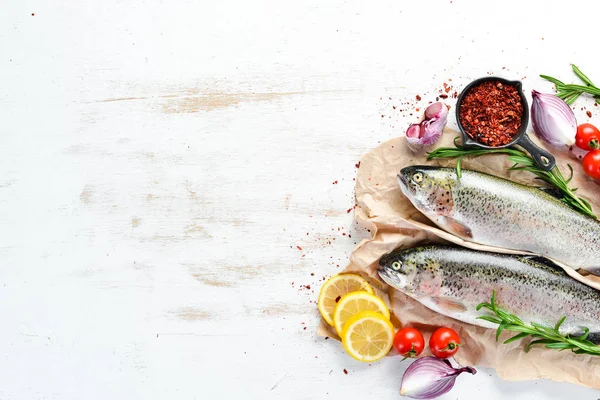 Pescado Crudo Con Verduras Sobre Fondo Madera Blanca Trucha Pescado — Foto de Stock