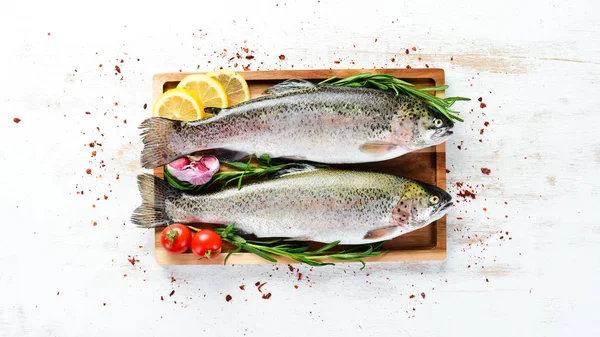 Roher Fisch Mit Gemüse Auf Weißem Holzgrund Fischforelle Ansicht Von — Stockfoto