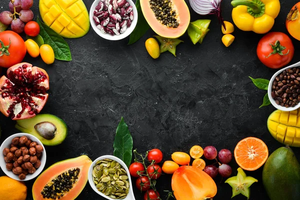 Comida Ecológica Frutas Verduras Frijoles Nueces Sobre Fondo Piedra Negra —  Fotos de Stock