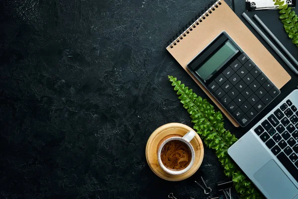 Kaffe Laptop Och Kontorsverktyg Ett Svart Stenbord Högst Upp Gratis — Stockfoto