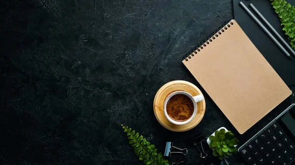 Koffie Laptop Kantoorbenodigdheden Een Stenen Zwarte Tafel Bovenaanzicht Vrije Ruimte — Stockfoto