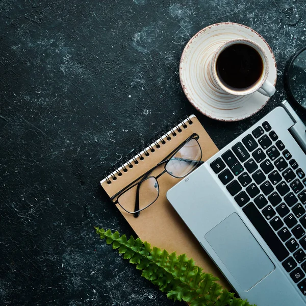 Koffie Laptop Kantoorbenodigdheden Een Stenen Zwarte Tafel Bovenaanzicht Vrije Ruimte — Stockfoto