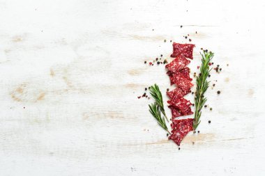 Kuru, tuzlu domuz eti ve dana salamı, kare şeklinde. Üst Manzara. Metnin için boş yer.