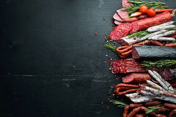 Sortimento Salsichas Salame Fuet Salame Seco Fumado Fundo Madeira Preta — Fotografia de Stock