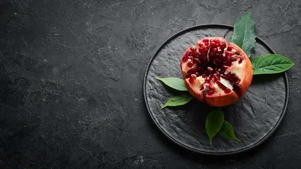 Fresh Pomegranate Leaves Black Stone Background Fruits Top View Free — 스톡 사진