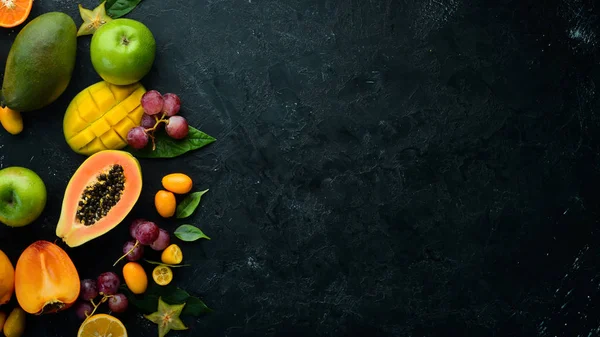 Früchte Saisonale Und Tropische Früchte Auf Schwarzem Steingrund Lebensmittel Hintergrund — Stockfoto