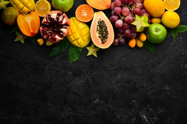 Frutas Frutas Estacionales Tropicales Sobre Fondo Piedra Negra Fondo Alimenticio —  Fotos de Stock