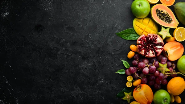 Früchte Saisonale Und Tropische Früchte Auf Schwarzem Steingrund Lebensmittel Hintergrund — Stockfoto