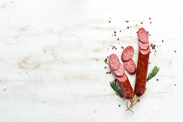 Saucisse Salami Fumée Traditionnelle Aux Épices Trancher Les Saucisses Romarin — Photo