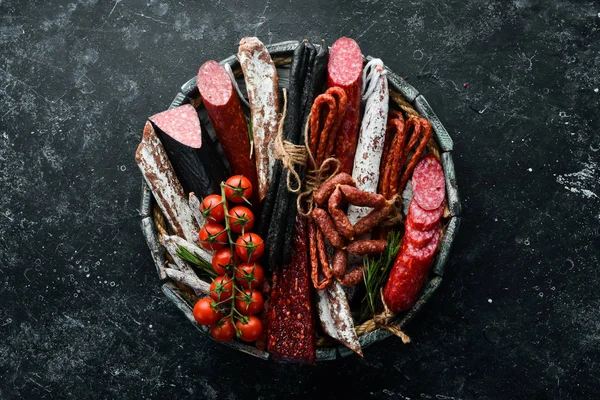 Salami Worst Specerijen Vleeswaren Een Houten Doos Bovenaanzicht Vrije Ruimte — Stockfoto