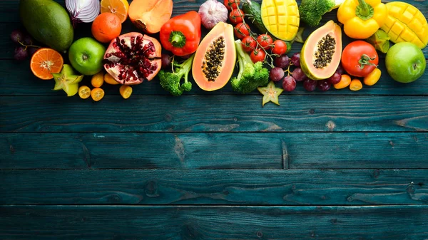 Frutas Verduras Sobre Fondo Madera Azul Fondo Alimenticio Vista Superior —  Fotos de Stock