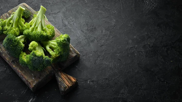 Frisse Groene Broccoli Donkere Oude Achtergrond Bovenaanzicht Vrije Ruimte Voor — Stockfoto