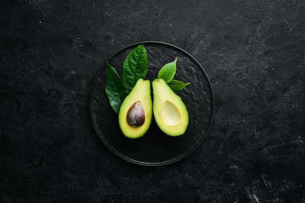 Verse Avocado Zwarte Stenen Achtergrond Citrusvruchten Bovenaanzicht Vrije Ruimte Voor — Stockfoto