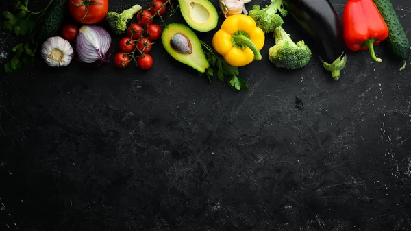 新鲜蔬菜装在黑色石材背景的木盒中 热带水果 顶部视图 给你的文章腾出地方 — 图库照片