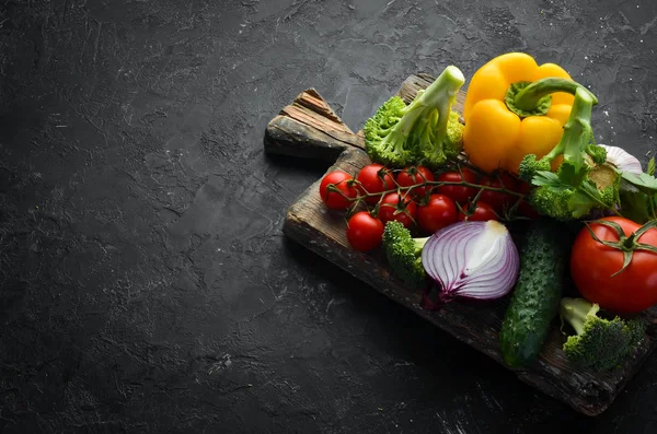 Verdure Fresche Scatola Legno Sfondo Pietra Nera Frutta Tropicale Vista — Foto Stock