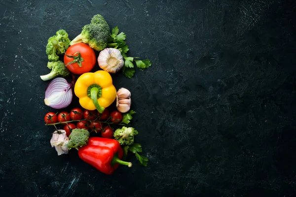 Verduras Frescas Caja Madera Sobre Fondo Piedra Negra Frutas Tropicales —  Fotos de Stock