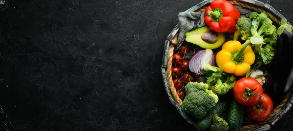 Verduras Frescas Caja Madera Sobre Fondo Piedra Negra Frutas Tropicales —  Fotos de Stock