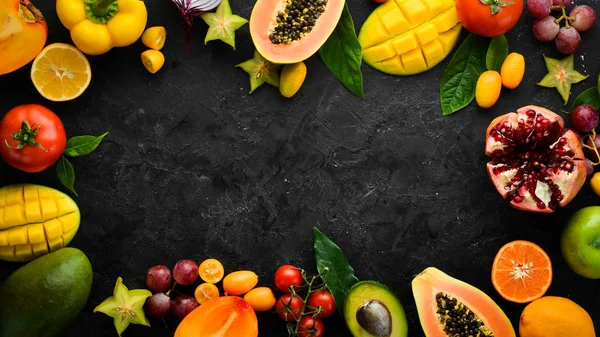 Warzywa Owoce Zdrowa Żywność Owoce Warzywa Czarnym Kamiennym Tle Tropikalne — Zdjęcie stockowe
