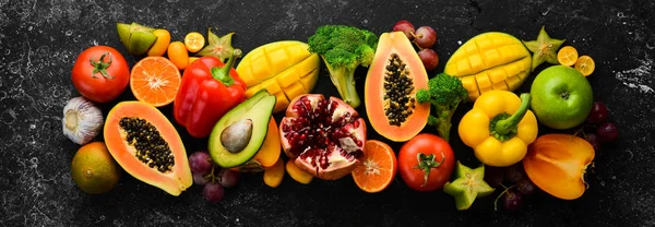蔬菜和水果 健康食品 黑石背景下的水果和蔬菜 热带水果 顶部视图 给你的文章腾出地方 — 图库照片