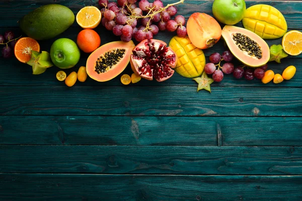 Frutas Estacionales Tropicales Sobre Fondo Madera Azul Fondo Alimenticio Vista —  Fotos de Stock