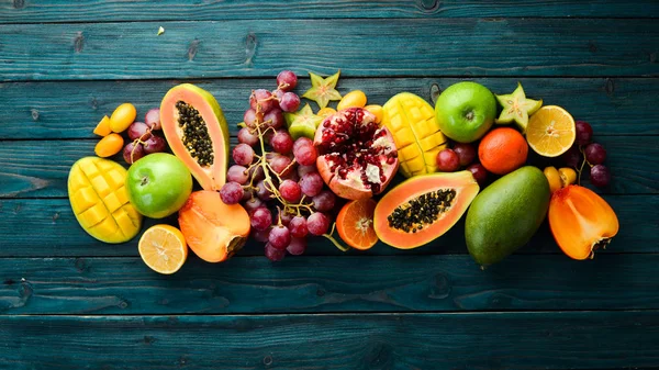 Frutas Estacionales Tropicales Sobre Fondo Madera Azul Fondo Alimenticio Vista —  Fotos de Stock