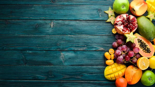 Frutas Estacionales Tropicales Sobre Fondo Madera Azul Fondo Alimenticio Vista —  Fotos de Stock