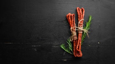 Kurutulmuş dana sosisi. Kabanosy. Üst Manzara. Metnin için boş yer.