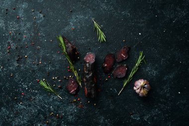 Baharatlı, kuru, tuzlu dana eti. Üst Manzara. Metnin için boş yer.