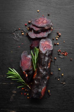 Baharatlı, kuru, tuzlu dana eti. Üst Manzara. Metnin için boş yer.