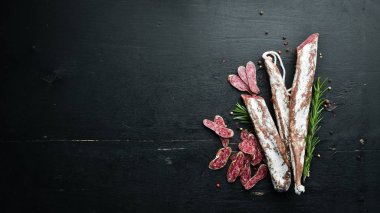 Biberiyeli İspanyol salam sosisi. Dilimlenmiş sosis. Biberiye. Üst Manzara. Metnin için boş yer.