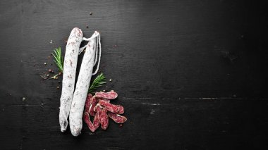 Biberiyeli İspanyol salam sosisi. Dilimlenmiş sosis. Biberiye. Üst Manzara. Metnin için boş yer.