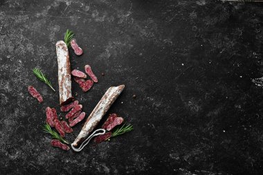 Biberiyeli İspanyol salam sosisi. Dilimlenmiş sosis. Biberiye. Üst Manzara. Metnin için boş yer.