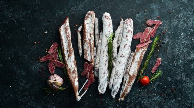 Biberiyeli İspanyol salam sosisi. Dilimlenmiş sosis. Biberiye. Üst Manzara. Metnin için boş yer.