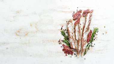 Biberiyeli İspanyol salam sosisi. Dilimlenmiş sosis. Biberiye. Üst Manzara. Metnin için boş yer.