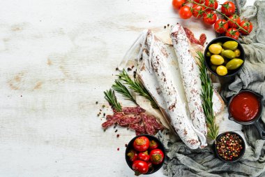 Biberiyeli İspanyol salam sosisi. Dilimlenmiş sosis. Biberiye. Üst Manzara. Metnin için boş yer.