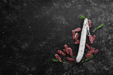 Biberiyeli İspanyol salam sosisi. Dilimlenmiş sosis. Biberiye. Üst Manzara. Metnin için boş yer.