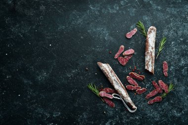 Biberiyeli İspanyol salam sosisi. Dilimlenmiş sosis. Biberiye. Üst Manzara. Metnin için boş yer.