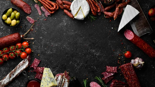 Sajt Szalámi Kolbász Fűszerek Húsipari Termékek Választéka Fekete Alapon Első — Stock Fotó