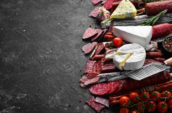 Sajt Szalámi Kolbász Fűszerek Húsipari Termékek Választéka Fekete Alapon Első — Stock Fotó