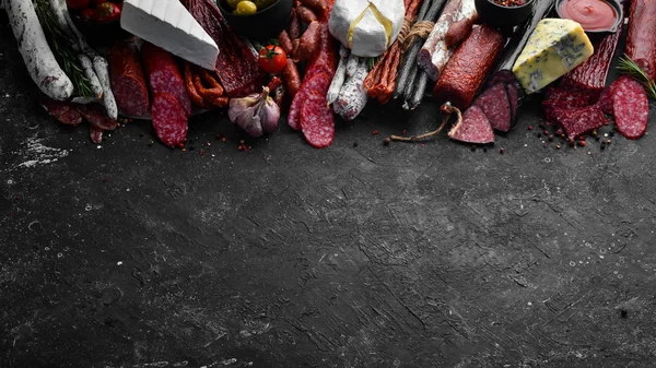 Sortimento Queijo Salame Salsicha Especiarias Produtos Base Carne Sobre Fundo — Fotografia de Stock