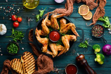 Tavada fırında tavuk kanadı, ketçap ve soğanlı. Barbekü. Üst Manzara. Metnin için boş yer.