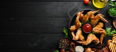 Tavada fırında tavuk kanadı, ketçap ve soğanlı. Barbekü. Üst Manzara. Metnin için boş yer.