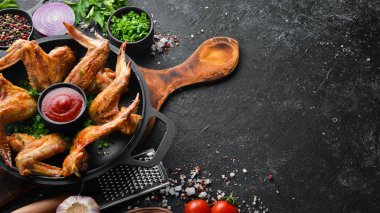 Tavada fırında tavuk kanadı, ketçap ve soğanlı. Barbekü. Üst Manzara. Metnin için boş yer.