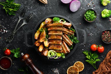 Tavada patates ve domuz pirzolası. Barbekü. Üst Manzara. Metnin için boş yer.