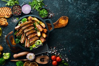 Tavada patates ve domuz pirzolası. Barbekü. Üst Manzara. Metnin için boş yer.