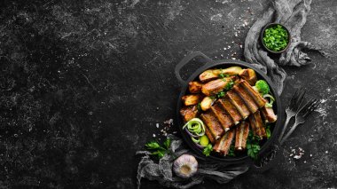 Tavada patates ve domuz pirzolası. Barbekü. Üst Manzara. Metnin için boş yer.