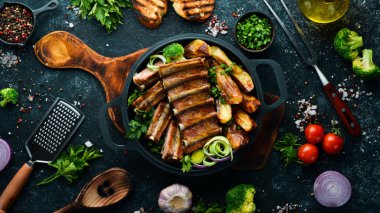 Tavada patates ve domuz pirzolası. Barbekü. Üst Manzara. Metnin için boş yer.