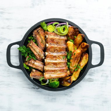 Tavada patates ve domuz pirzolası. Barbekü. Üst Manzara. Metnin için boş yer.